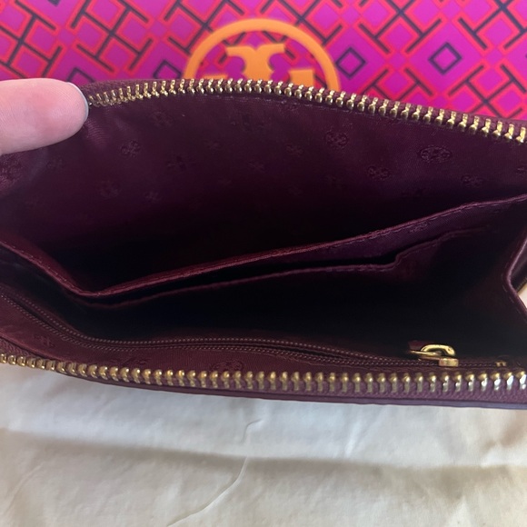 Tory Burch Wristlet. Maroon/Burgundy - Picture 6 of 6
